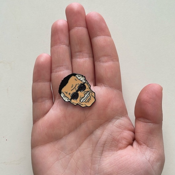 Stan Lee Face Pin - Picture 4 of 4